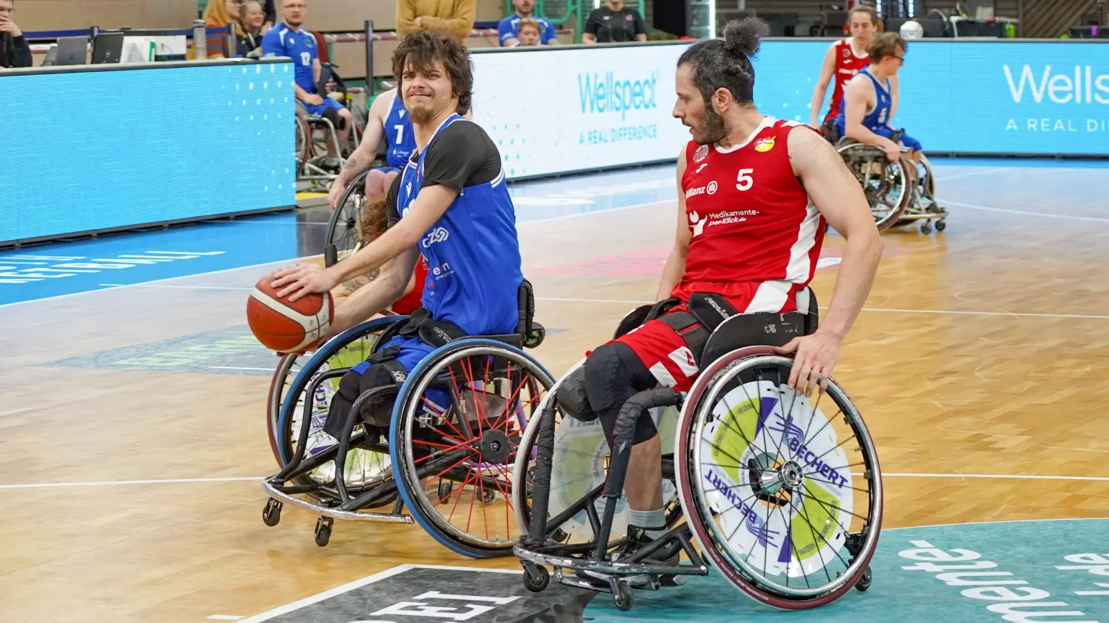 Vahid Atefimonfared (rechts, Trikotnummer 5), hier im Spiel der vergangenen Bundesligasaison gegen Zwickau, bleibt dem RSV auch nach dem Abstieg in der kommenden Zweitbundesligasaison erhalten. (Foto: sd)