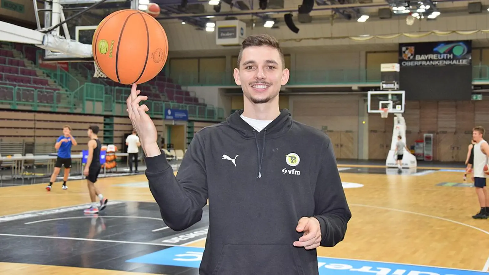 Mit dem Basketball per Du: Moritz Plescher vom BBC Bayreuth (Foto: Lenkeit)