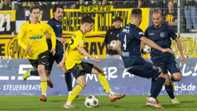 Fabian Dachsbacher (am Ball, hier vor wenigen Wochen im Spiel gegen die SpVgg Unterhaching) bleibt der Altstadt auch in der kommenden Regionalliga-Saison 2026/27 erhalten. (Foto: Archiv/Dirk Ellmer)