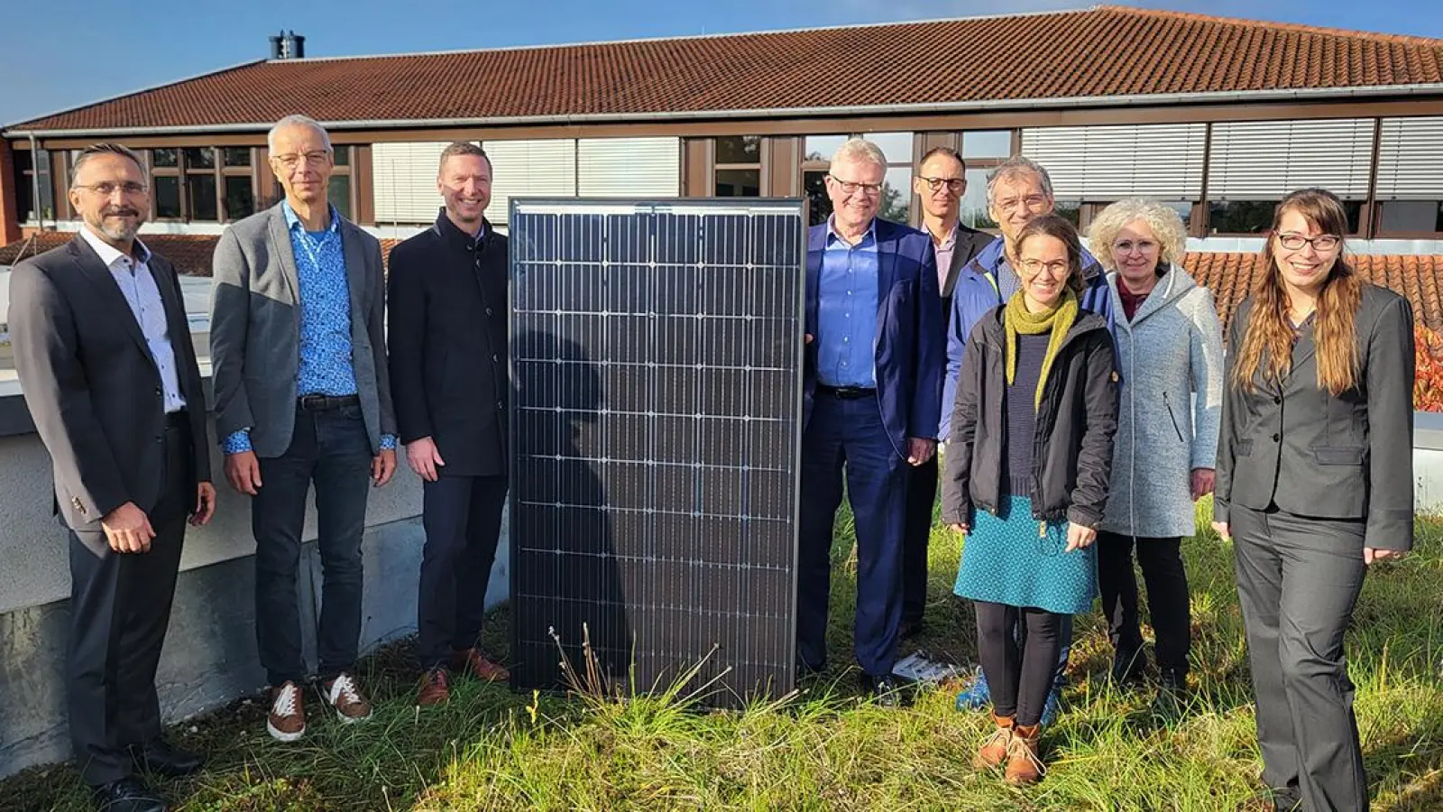 Solar-Offensive (von links): Schulleiter Martin Abt, Bernd Rothammel (Klimaschutzmanagement Landkreis Bayreuth), Landrat Florian Wiedemann, Oberbürgermeister Thomas Ebersberger, Björn Chilla (Bauamtsleiter Stadt Bayreuth), Dr. Michael Schmitt (Geschäftsführer Energent AG), Jana Edlinger (Klimaschutzmanagement Stadt Bayreuth), Urte Kelm (Baureferentin Stadt Bayreuth) und Carola Keine (Klimaschutzmanagement Landkreis Bayreuth) (Foto: red)
