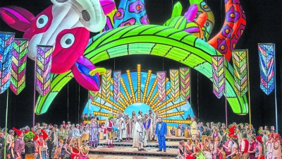 Die schwebende Kuh: 20 Meter breit, acht Meter hoch, quietschbunt und lachend.  (Foto: Enrico Nawrath press)