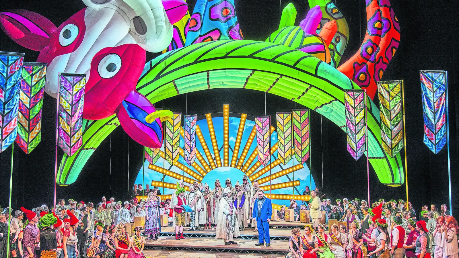 Die schwebende Kuh: 20 Meter breit, acht Meter hoch, quietschbunt und lachend.  (Foto: Enrico Nawrath press)