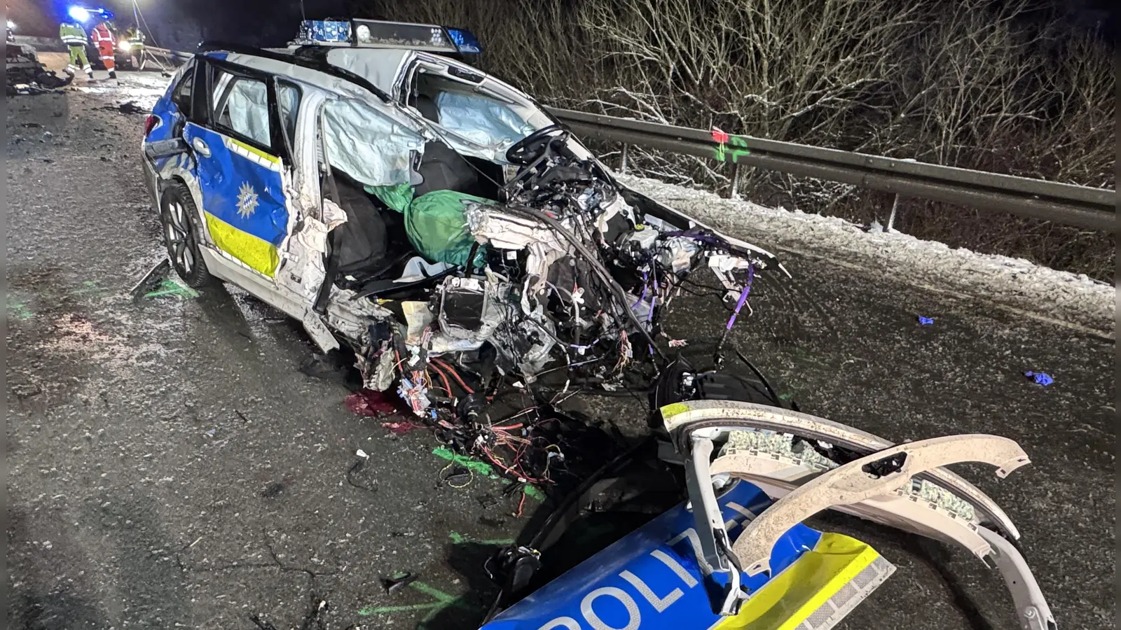 In den frühen Morgenstunden der Silvesternacht kam ein Streifenwagen der Polizei auf der Bundesstraße 173 zwischen Naila und Selbitz (Landkreis Hof) aus bislang ungeklärter Ursache ins Rutschen und prallte ungebremst mit einem entgegenkommenden Geländewagen zusammen. Der Aufpralls war so enorm, dass der Streifenwagen in zwei Teile gerissen wurde. Für einen der beiden Beamten kam jede Hilfe zu spät: Er starb noch an der Unfallstelle. Sein Kollege, der am Steuer saß, erlitt schwerste Verletzungen und wurde in ein Krankenhaus eingeliefert. Auch der Fahrer des Ford wurde schwer verletzt.  (Foto: NEWS5 / Stephan Fricke)