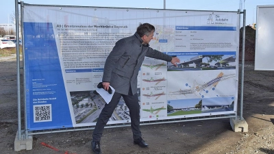 „Nicht nur zweckmäßig, sondern auch gefällig”: Thomas Pfeifer von der Autobahn GmbH stellt den weiteren Bauverlauf vor. (Foto: Lenkeit)