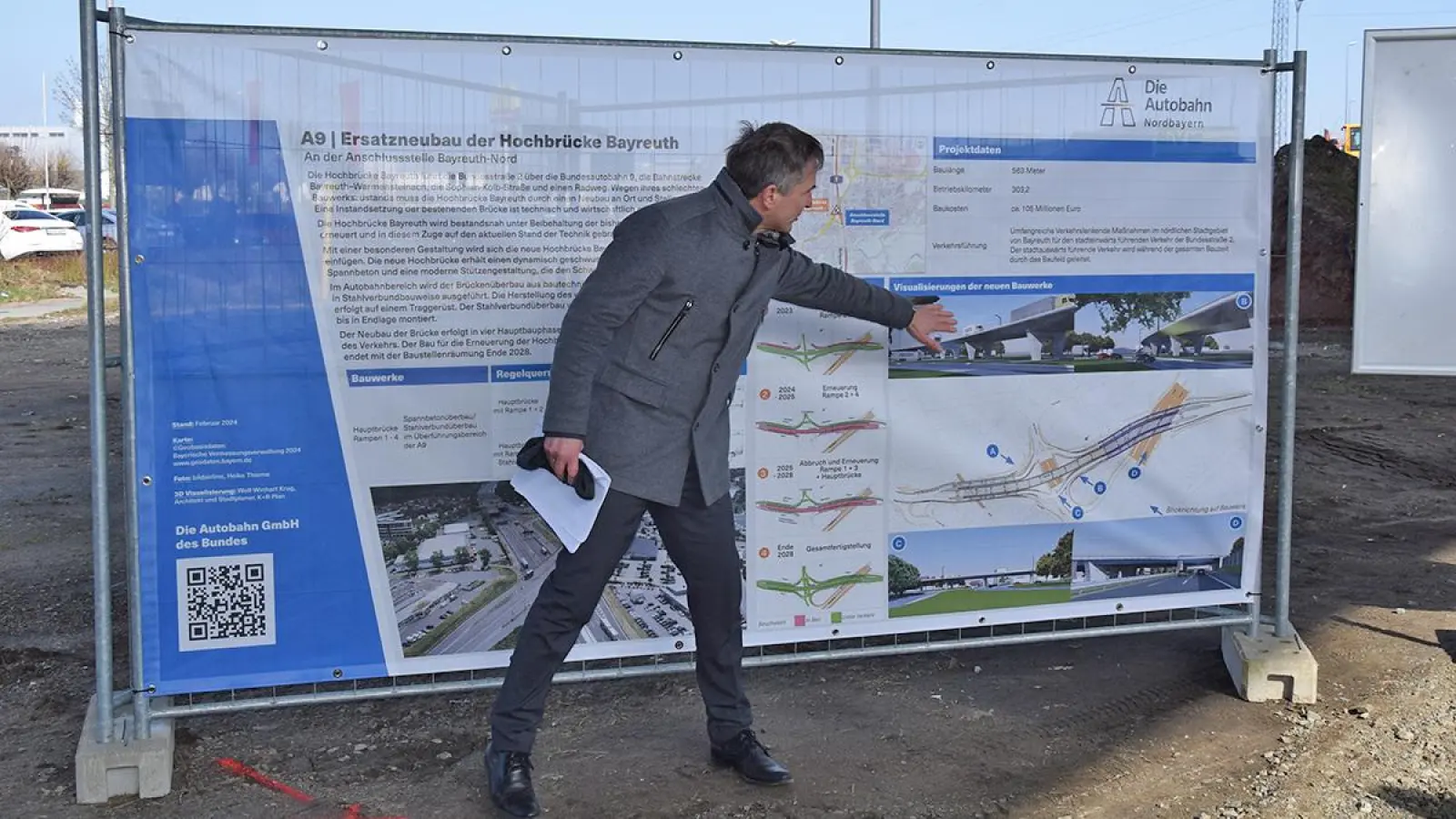 „Nicht nur zweckmäßig, sondern auch gefällig”: Thomas Pfeifer von der Autobahn GmbH stellt den weiteren Bauverlauf vor. (Foto: Lenkeit)