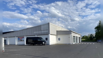 Das Schild hängt bereits, um die neue Filiale anzukündigen. Nach jahrelangem Leerstand müssen die Innenräume und die Außenfassade aber erstmal noch ein Facelift bekommen.  (Foto: jm)