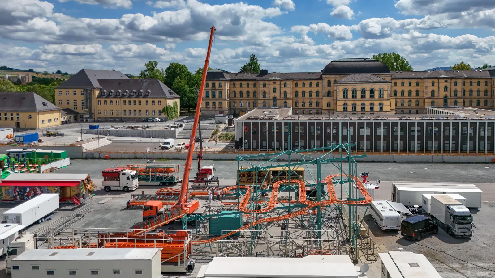 Der Aufbau auf dem Volksfestplatz läuft auf Hochtouren.  (Foto: sd)