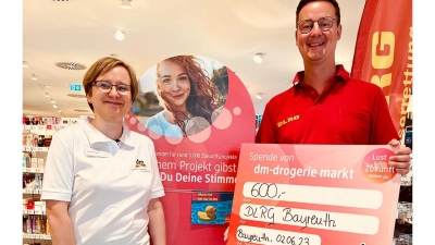 DLRG Bayreuth erhält Spende vom dm Drogeriemarkt (Foto: red)