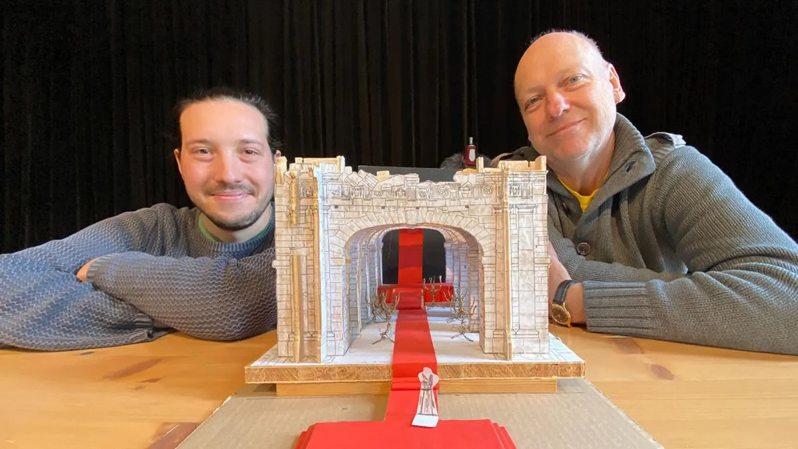 Das Römische Theater der Eremitage: Noch im 1:50-Modell, ab 31. Mai dann in echt bei den Sommerspielen: Die Regisseure Stefan Schneller (Romeo und Julia) und Jürgen Skambraks (Pinocchio) von der Studiobühne. (Foto: Lenkeit)