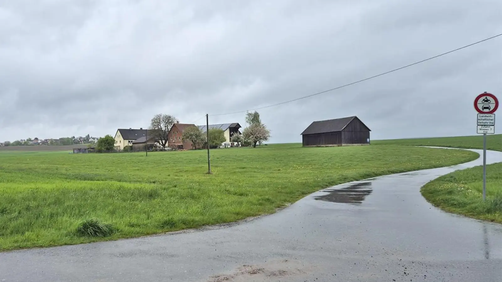 Zwischen Unterpreuschwitz und Oberobsang: Abzweigung nach Wiesen. (Foto: Preiss)