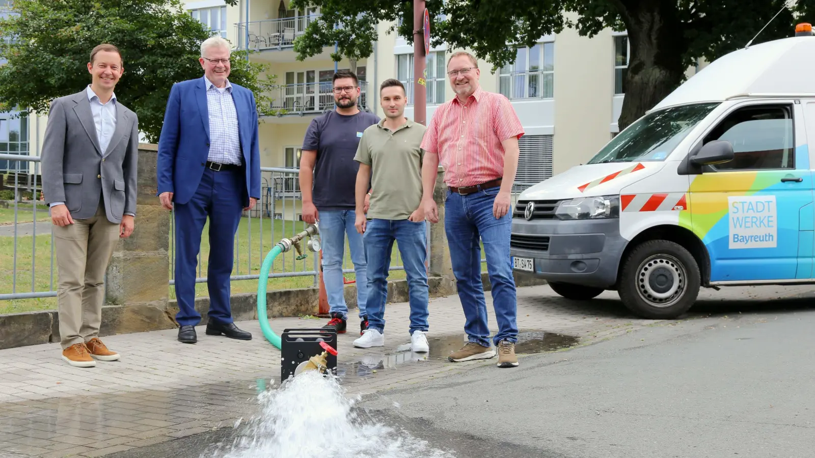 Von links: Markus Rützel (Stadtwerke-Geschäftsführer), Oberbürgermeister Thomas Ebersberger, Stefan Müller (Netzbetrieb, Stadtwerke Bayreuth), Hannes Nützel (Netz-Management, Stadtwerke Bayreuth) und Klaus Markolf (Leiter Netz-Management, Stadtwerke Bayreuth) (Foto: Stadtwerke Bayreuth)