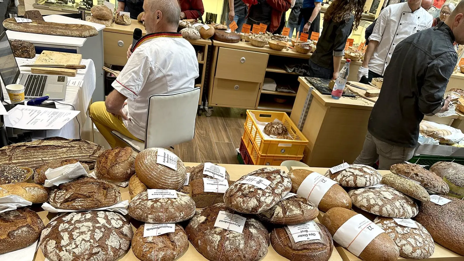 Für Besucher bietet sich die Gelegenheit, unterschiedliche Backwaren zu probieren und mehr über die handwerkliche Herstellung zu erfahren. (Foto: red)