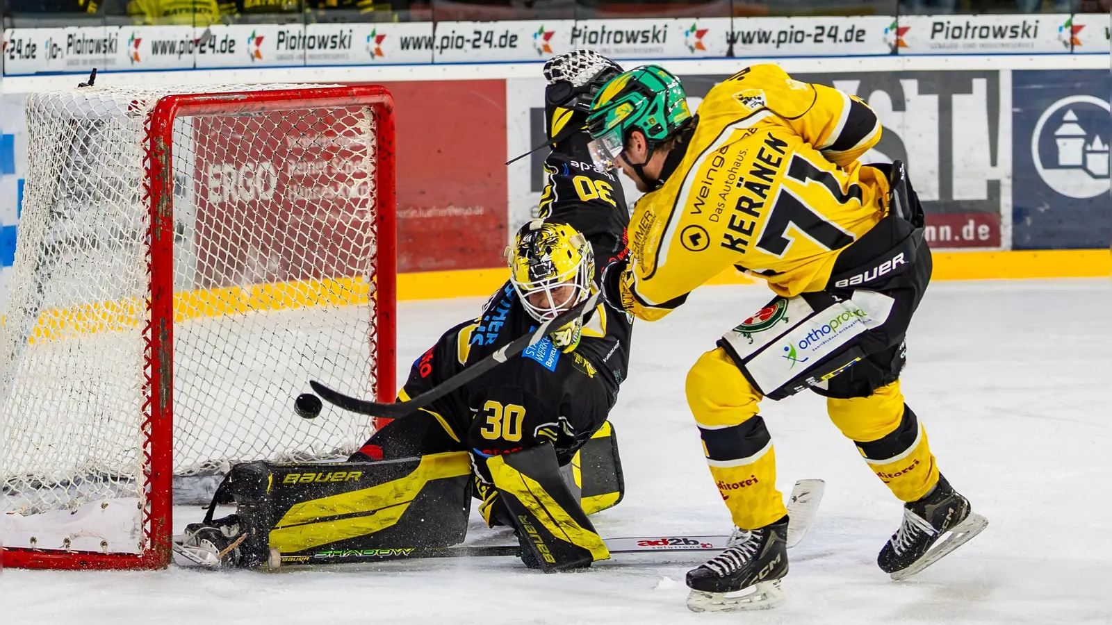 Michael Keränen (rechts) war mit seinen drei Toren heute Abend der Matchwinner für die Tölzer Löwen gegen die onesto Tigers Bayreuth. (Foto: Dirk Ellmer)