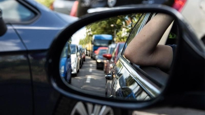 Blick in den Rückspiegel: Autos im Stau. (Foto: red)