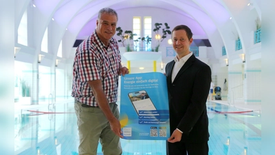 V.l.: Badleiter Thomas Schmeer und Stadtwerke-Geschäftsführer Markus Rützel. (Foto: red)