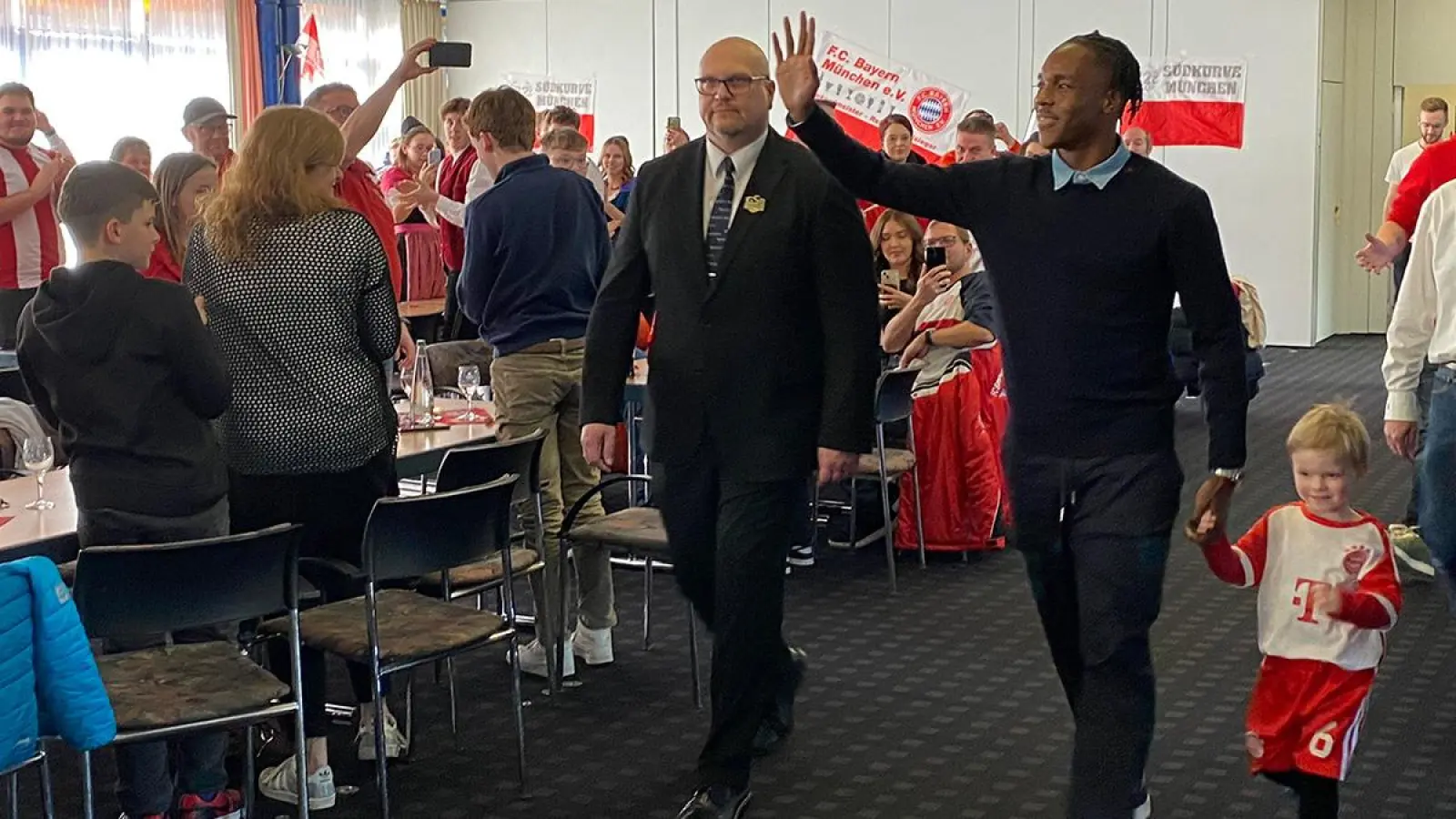 Großer Jubel zum Empfang: Bayern-Stürmer Mathys Tel im Bindlacher Transmar Travel Hotel (Foto: Lenkeit)