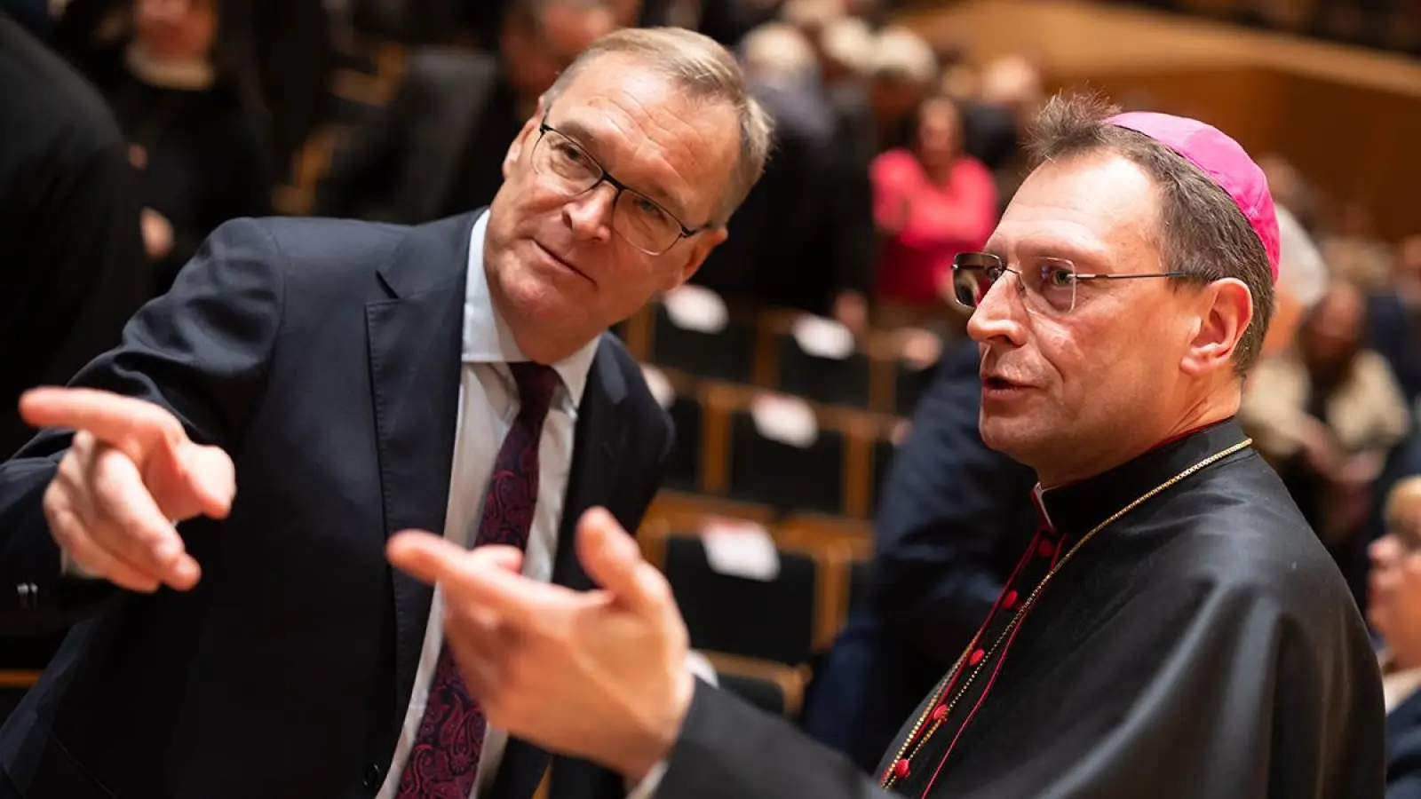 Der Bamberger Oberbürgermeister Andreas Starke (r.) mit Herwig Gössl, noch Diözesanadministrator, nach der Weihe Erzbischof von Bamberg, beim Neujahrsempfang des Erzbistums. (Foto: red)