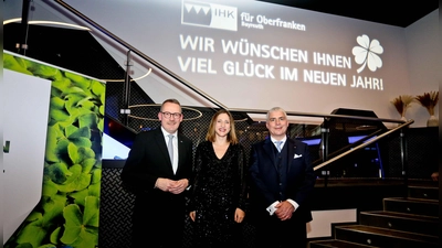 Beim Neujahrsempfang der IHK für Oberfranken Bayreuth in Himmelkron standen ein Ausblick auf das Jahr 2026 und die Chancen einer gelebten Diversität im Mittelpunkt. Unser Bild zeigt (v.l.n.r.) IHK-Präsidenten Dr. Michael Waasner, Festrednerin Mirijam Trunk von RTL und IHK-Hauptgeschäftsführer Wolfram Brehm. (Foto: Ochsenfoto - Thorsten Ochs)