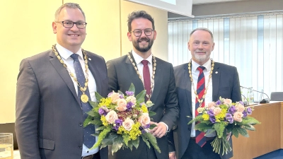 Die neue Bayreuther Stadtspitze ist komplett: V.l.:Zweiter Bürgermeister Stefan Schuh, Oberbürgermeister Andreas Zippel und Dritter Bürgermeister Thomas Bauske nach der konstituierenden Sitzung des Stadtrats im Rathaus. (Foto: gmu)