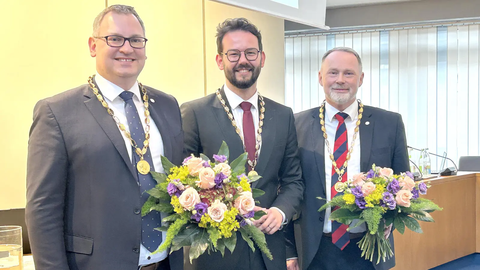 Die neue Bayreuther Stadtspitze ist komplett: V.l.:Zweiter Bürgermeister Stefan Schuh, Oberbürgermeister Andreas Zippel und Dritter Bürgermeister Thomas Bauske nach der konstituierenden Sitzung des Stadtrats im Rathaus. (Foto: gmu)