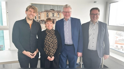 V.l.: Jubiläumsmanager Florian André Unterburger, Kulturreferentin Eva-Christina Bär, Oberbürgermeister Thomas Ebersberger und Regierungspräsident Florian Luderschmid.  (Foto: jm)