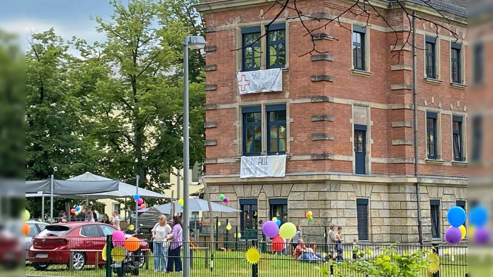 10 Jahr BRK-Kinderhaus Bayreuth. Die einmalige Kinderbetreuungseinrichtung mit besonderen Öffnungszeiten (5:30 Uhr bis 21:00 Uhr) für im Schichtdienst Arbeitende feierte in der vergangenen Woche sein 10-Jähriges-Betriebsjubiläum.  (Foto: Tobias Schif /BRK Bayreuth)