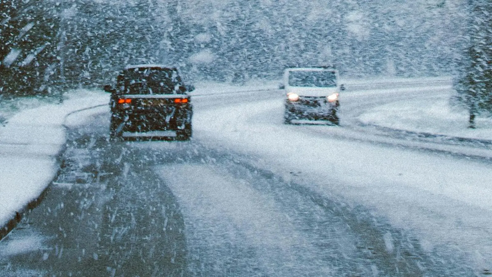 Autos auf winterlicher Straße: Am Mittwoch (17. Januar 2024) herrscht Glatteisgefahr. (Foto: pexels.com/Lisa Fotios)