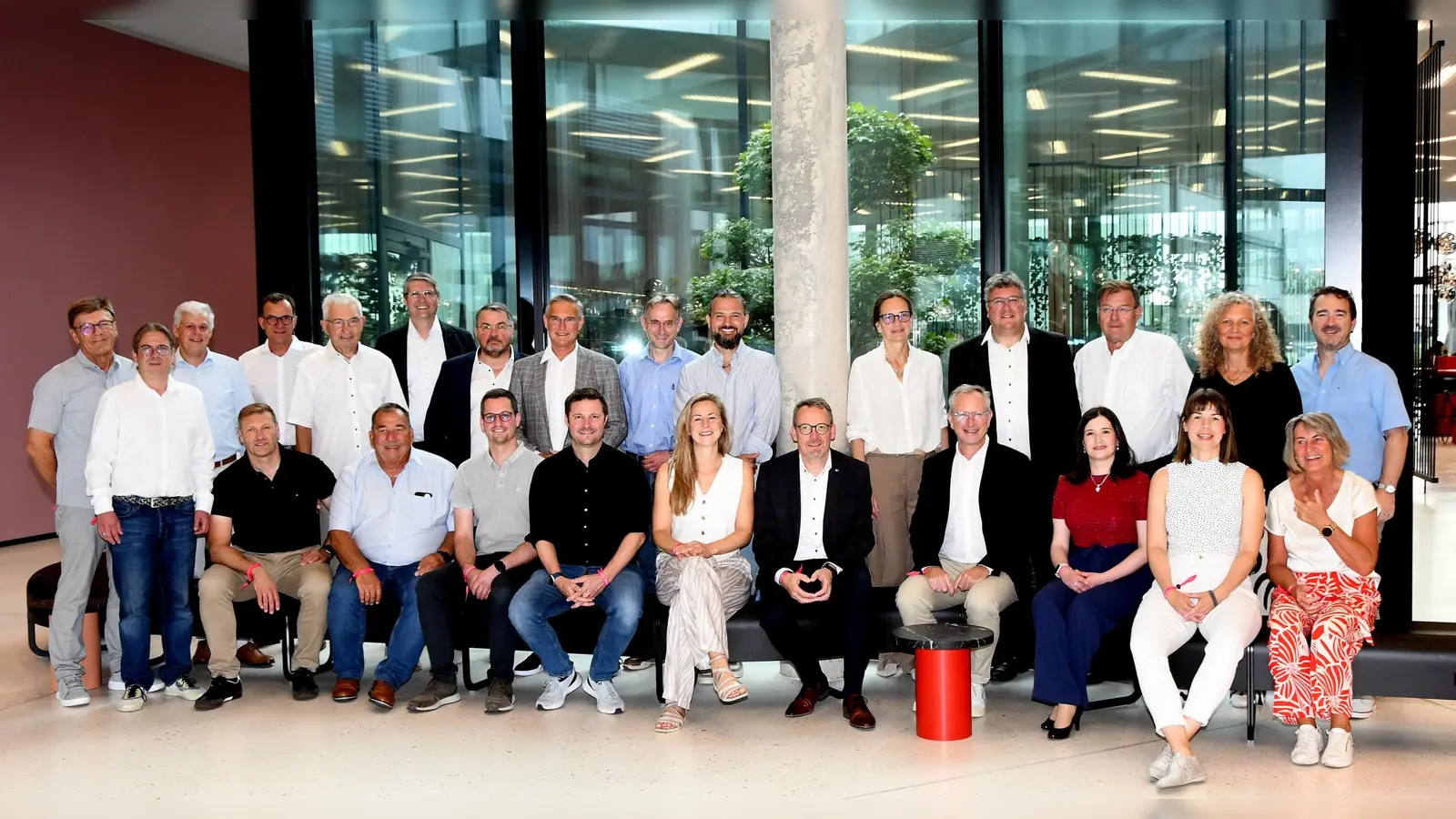 Das IHK-Gremium Bayreuth verlegte seine jüngste Sitzung in den medi Tower und erhielt spannende Einblicke ins Unternehmen. (Foto: Stephan Herbert Fuchs)