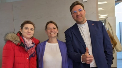 Von links: Sabrina Kellers (stellvertr. Leitung der SST Scheßlitz), Nadine Gahn (Leitung der SST), Domvikar Gerd-Richard Neumeier. (Foto: Volker Göbel)