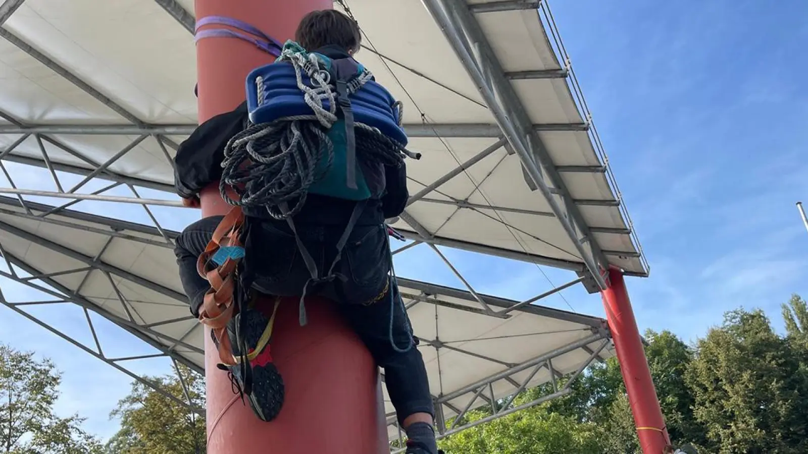 Luca Thomas klettert am Mast des Zeltdachs am Volksfestplatz empor. (Foto: red)