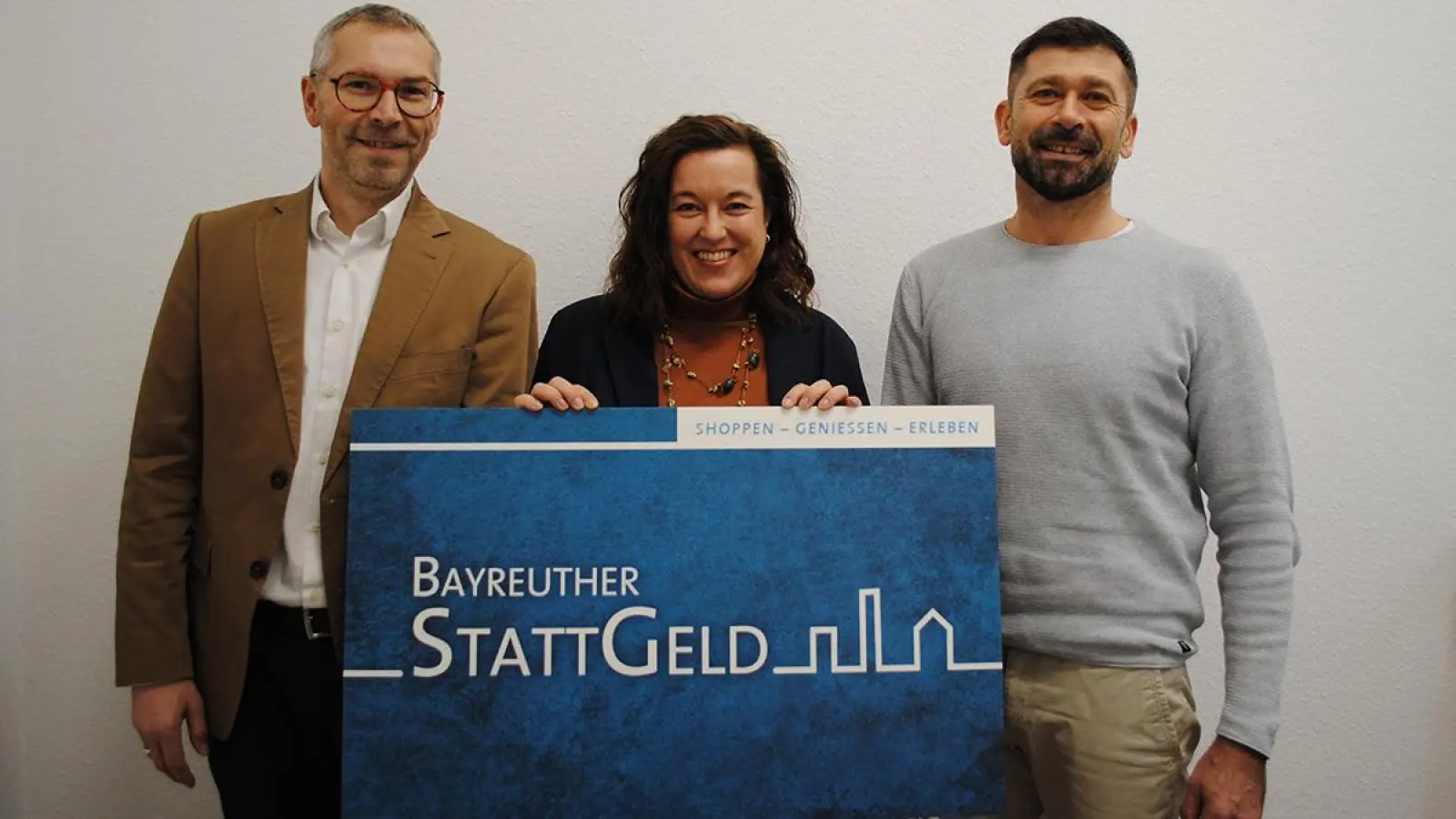Die Sonntagszeitung und die Sparkasse Bayreuth verlosen ab sofort im Monat zweimal 100 Euro StattGeld. V.l.: Markus Zweck, Sparkasse Bayreuth, Stefanie Hoffmann, Sonntagszeitung und André Reich, Leitung BMTG-Innenstadtmanagement. (Foto: Mohr)