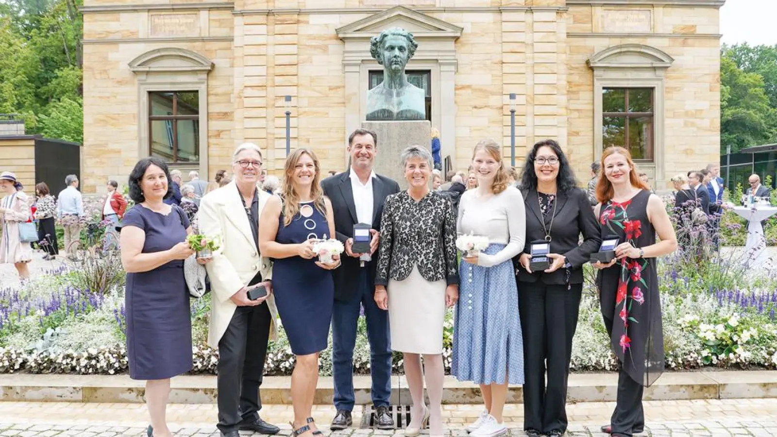 OB Brigitte Merk-Erbe (Vierte v. r.) mit den geehrten langjährigen Statisten Claudia Köstler, Eberhard Spaeth, Katrin Schamel, Stefan Kossmann, Larissa Weishäupl, Irmgard Seemann und Annette Bookjans (v.l.), die mit einem Glaskubus vom Festspielhaus (20 Jahre) oder einem Eichala (10 Jahre Mitwirken) ausgezeichnet wurden. (Foto: Stefan Dörfler)