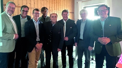 Bezirksrat Stefan Specht, Klaus Liebig, Referent Dr. Christoph von Marschall, Bürgermeister der Stadt Pegnitz Wolfgang Nierhoff, Altbürgermeister Manfred <br>Thümmler, MdL Rainer Ludwig, Regierungsvizepräsident Thomas Engel und MdL Franc Dierl.  (Foto: gmu)