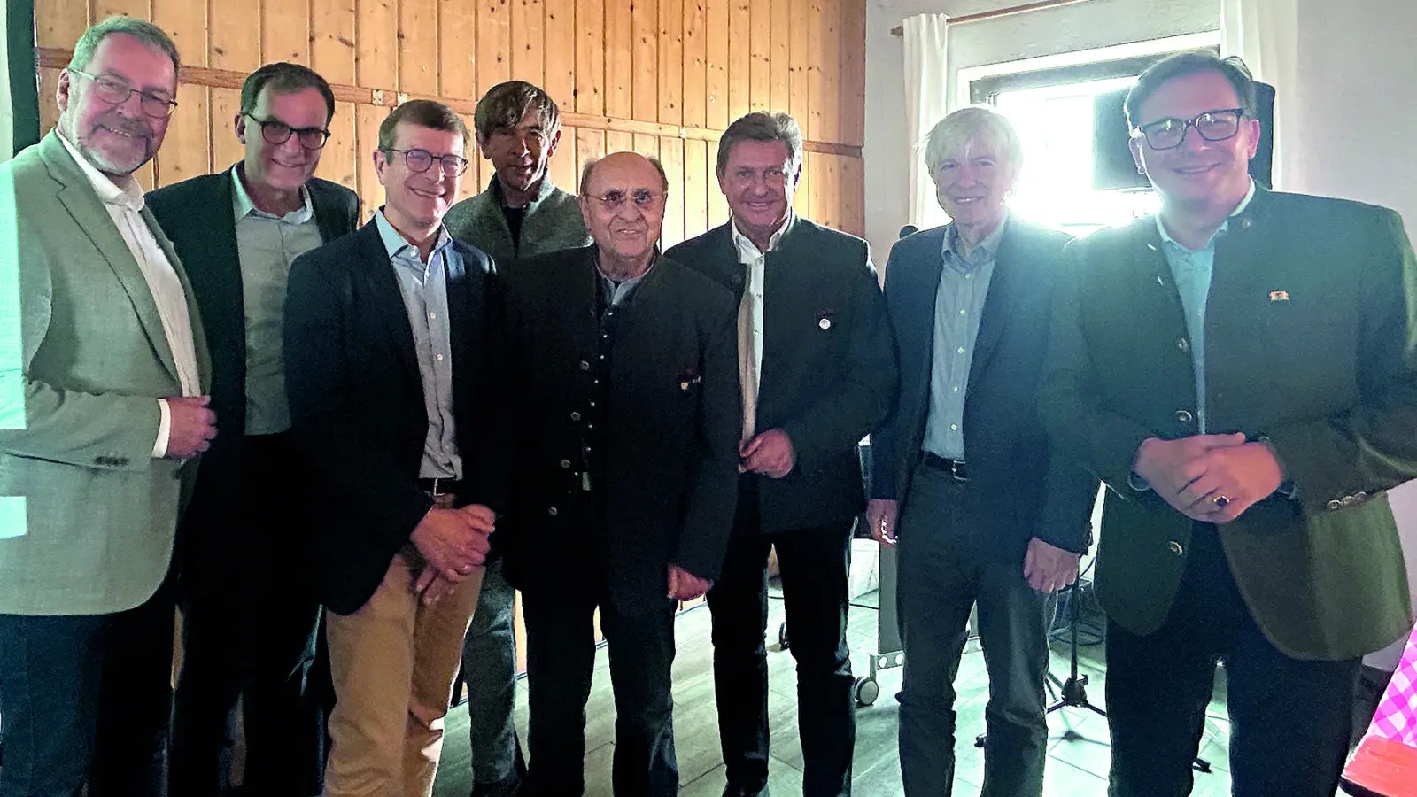 Bezirksrat Stefan Specht, Klaus Liebig, Referent Dr. Christoph von Marschall, Bürgermeister der Stadt Pegnitz Wolfgang Nierhoff, Altbürgermeister Manfred <br>Thümmler, MdL Rainer Ludwig, Regierungsvizepräsident Thomas Engel und MdL Franc Dierl.  (Foto: gmu)