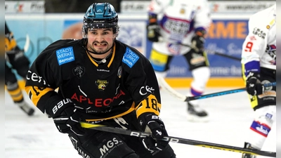 Lars Bergbauer wird nach seinem beim Spiel in Deggendorf am vergangenen Mittwoch erlittenen Mittelfußbruch wohl bis Saisonende ausfallen. (Foto: Archiv/Karo Vögel)