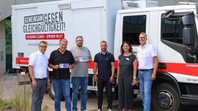 Markus Ruckdeschel (Kreisgeschäftsführer BRK-Kreisverband Bayreuth), Klaus Bauer (stellv. Landrat), Markus Döhla (Geschäftsführer Zweckverband zur Förderung des Tourismus und des Wintersports im Fichtelgebirge), Martin Lenßner (BLSV Sportcamp Nordbayern), Andrea Ebert (Leiterin Terminorganisation Blutspendedienst des BRK) und Matthias Freund <br>(Gebietsreferent beim Blutspendedienst des BRK (Foto: BRK Bayreuth)