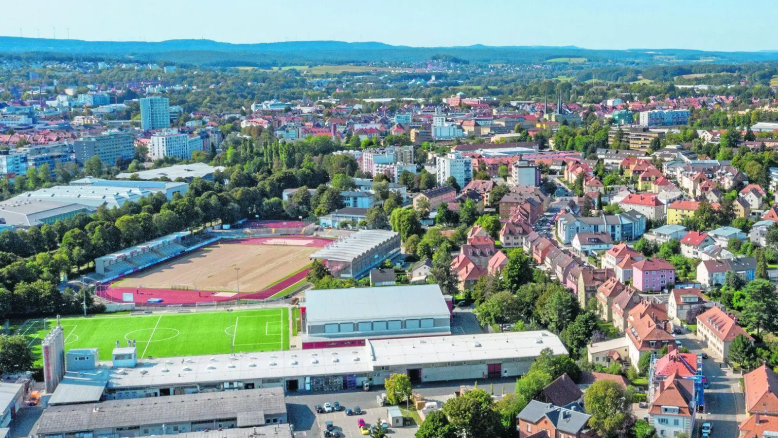 Lokalnachrichten in Bayreuth: Kann der Austausch der Rasenfläche verschoben werden? (Foto: Stefan Dörfler)