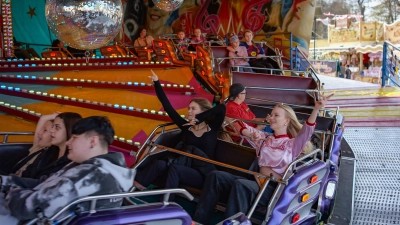 Auf dem Bayreuther Volksfestplatz herrscht reges Treiben, denn das Frühlingsfest ist in vollem Gange. (Foto: sd)