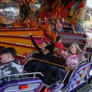 Auf dem Bayreuther Volksfestplatz herrscht reges Treiben, denn das Frühlingsfest ist in vollem Gange. (Foto: sd)
