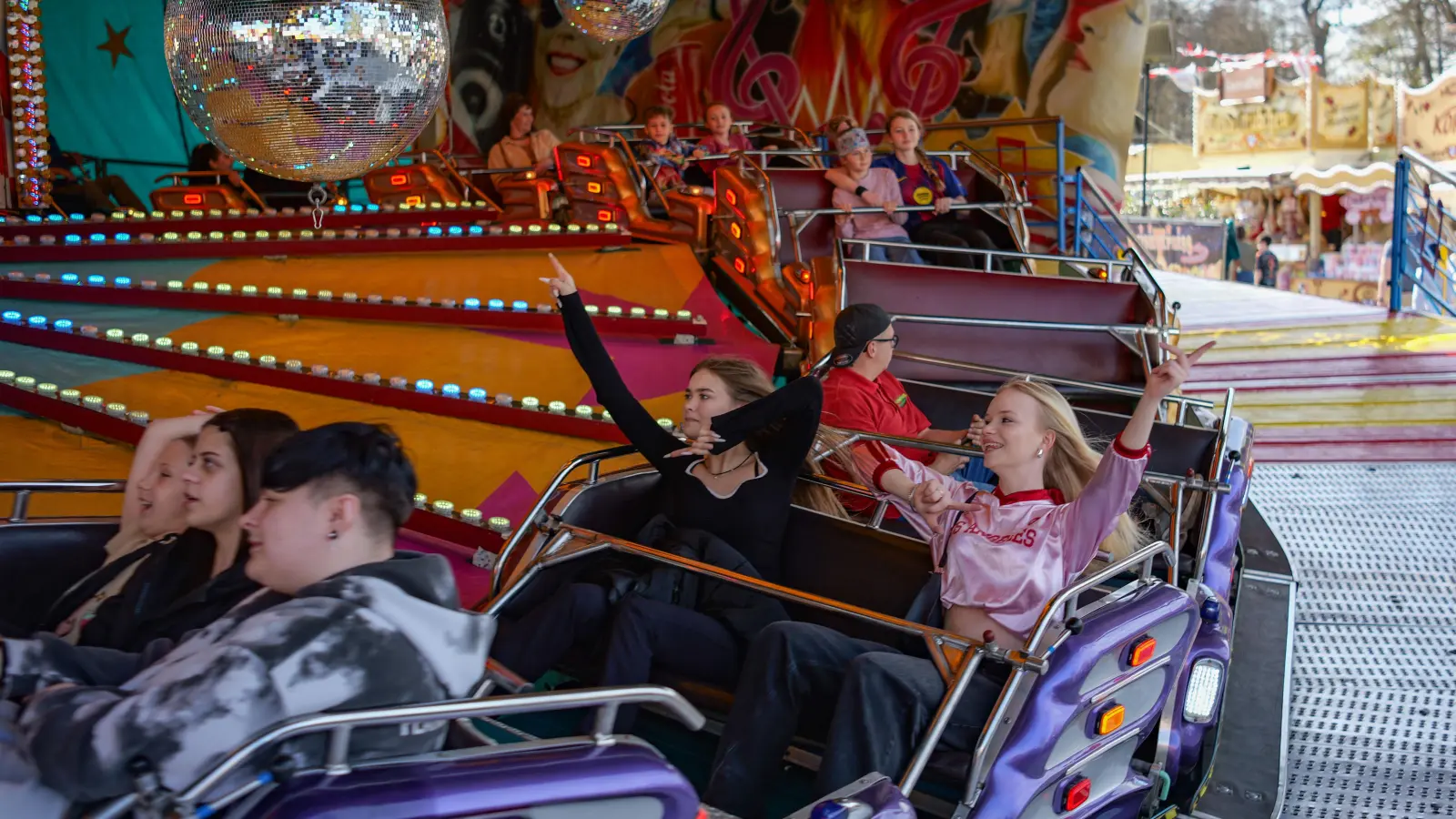 Auf dem Bayreuther Volksfestplatz herrscht reges Treiben, denn das Frühlingsfest ist in vollem Gange. (Foto: sd)