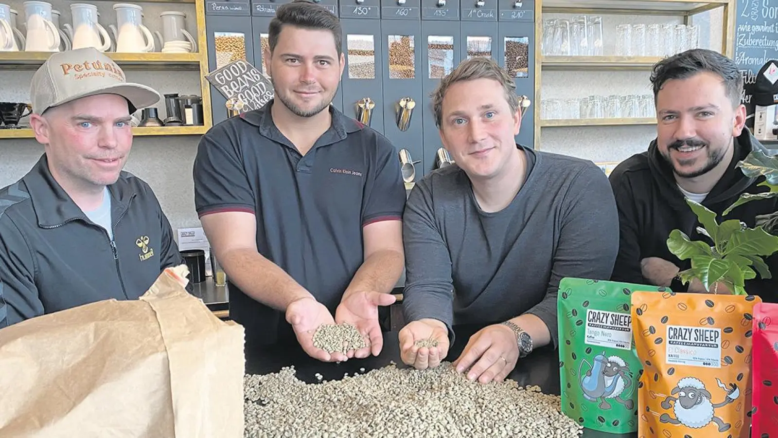 V.l.: Brasilianischer Rohkaffeehändler Timo Plötz, brasilianischer Kaffeebauer Artillis Vilela, Röster im Crazy Sheep Krešimir Lovrić und  Vertriebskoordinator Philipp Hofmann. (Foto: Jessica Mohr)