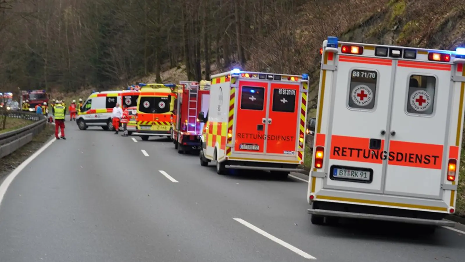 B303 Bad Berneck Bischofsgrün: Unfall mit mehreren Verletzten. (Foto: BRK-Kreisverband Bayreuth)