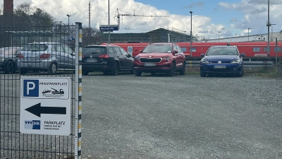 Derzeit von der IHK für deren Angehörige angemietet: Eingezäunter Parkplatz zwischen Bahnhof und Ibis-Hotel. (Foto: Munzert)