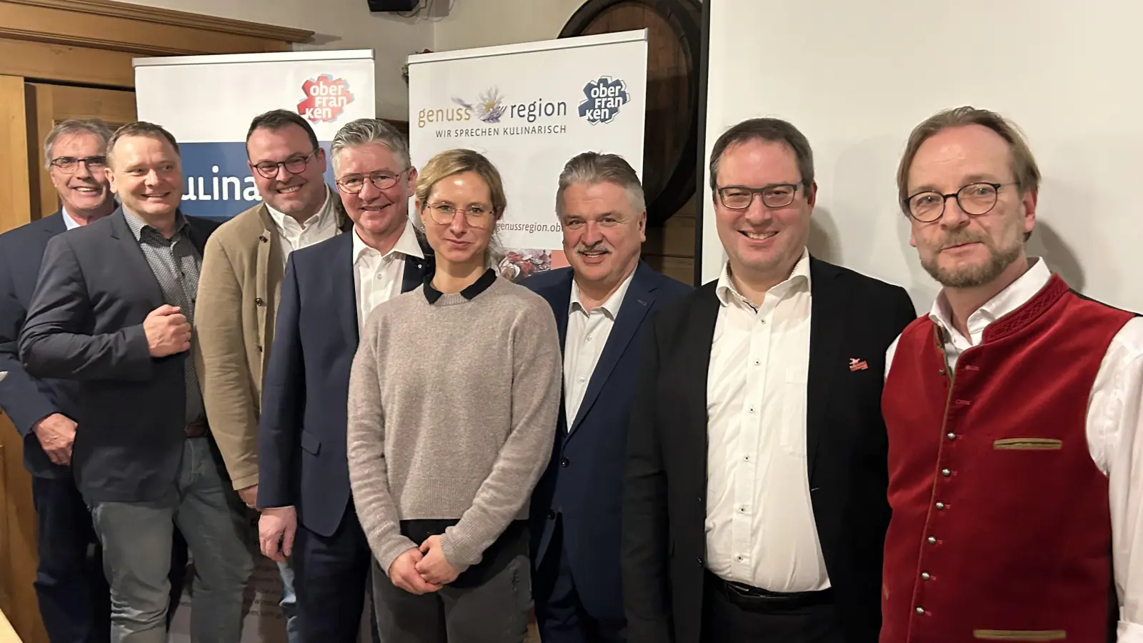 Der Verein Genussregion Oberfranken startet mit neuen Ideen ins Jahr 2024. V.l.: Dr. Bernd Sauer (Kuratoriumsvorsitzender), Frank Ebert (Geschäftsführer Oberfranken Offensiv), Alexander Schütz und Christian Herpich (stellv. Vorsitzende), Prof. Dr. Tina Bartelmeß (Campus Kulmbach), Landrat Klaus Peter Söllner (Vorsitzender), Regierungspräsident Florian Luderschmid und Norbert Heimbeck (Geschäftsführer Genussregion Oberfranken). (Foto: privat)