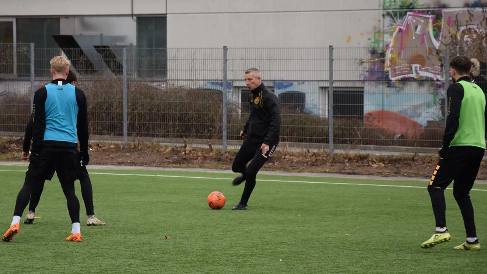 Bei Training auf Kunstrasen aktiv mit am Ball: Trainer Marek Mintál. Nun stehen Tests gegen Jena und Ingolstadt an. (Foto: jle)