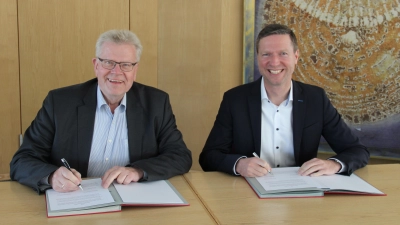Bayreuths Oberbürgermeister Thomas Ebersberger und Landrat Florian Wiedemann haben den Vertrag zur Finanzierung und Umsetzung des RIZ unterzeichnet. (Foto: Landratsamt Bayreuth)