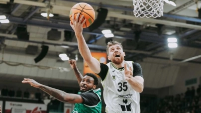 Center Artem Kovalov (am Ball) überzeugte bei seinem Punktspieldebut für den BBC Bayreuth. (Foto: Thorsten Ochs)