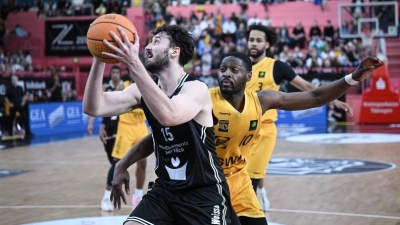 Benedikt Hoppert (am Ball, hier im Zweikampf mit Samuel Idowu von den Walter Tigers Tübingen) verlässt den BBC Bayreuth und sucht sich für die kommende Saison eine neue sportliche Herausforderung. (Foto: Pressefoto ULMER)