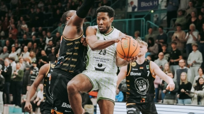KeVaughn Allen (hier am Ball im Spiel gegen Kirchheim) zeigte bereits bei seinen ersten Einsätzen, dass er dem BBC Bayreuth weiterhelfen kann.   (Foto: Thorsten Ochs)