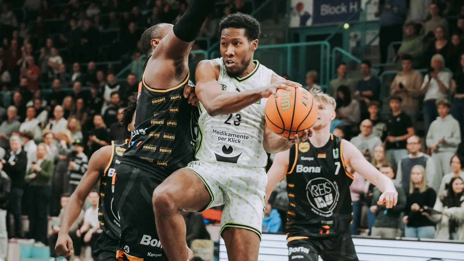 KeVaughn Allen (hier am Ball im Spiel gegen Kirchheim) zeigte bereits bei seinen ersten Einsätzen, dass er dem BBC Bayreuth weiterhelfen kann.   (Foto: Thorsten Ochs)
